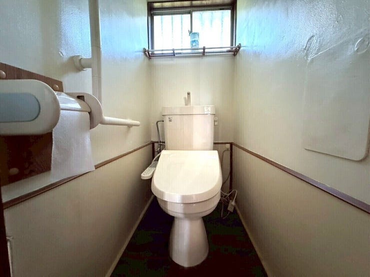 トイレには大きな窓が付いているため暗くなりがちなトイレも明るくなります。