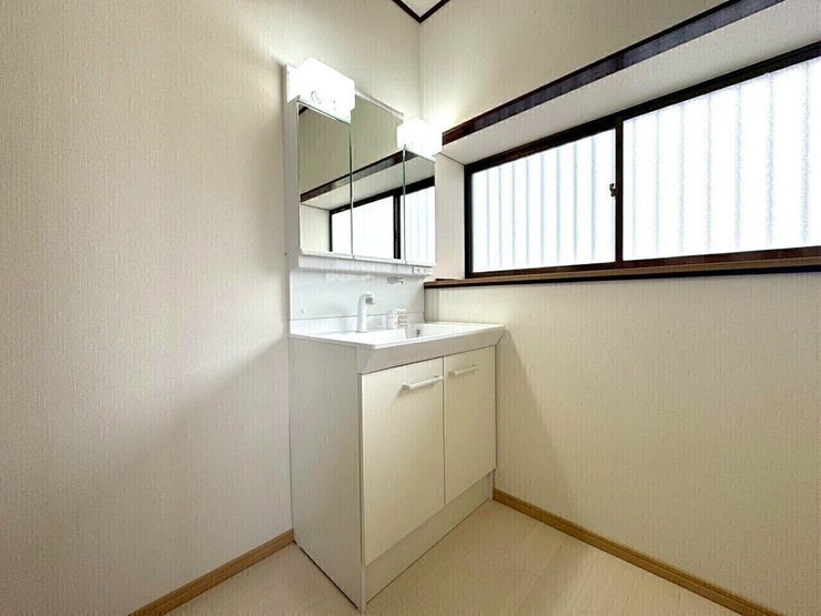 鏡裏が収納になっている為、スキンケア用品や日用品が収納可能です。見た目がすっきりする上、埃がつきにくく清潔に保てます。