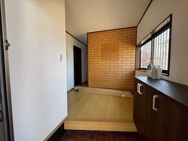 玄関も落ち着いたフローリングに大変身です!
収納付きなのでそのままご利用いただけます!