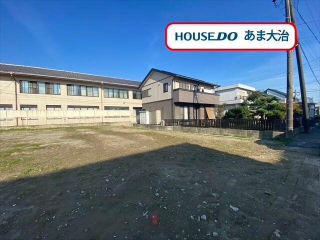 1号棟はリビングスルー階段採用の邸宅で、いつでも家族との繋がりを感じられそうです。10帖洋室は仕切りのある収納スペース付きでご夫婦別々で衣類収納が可能そうですね。