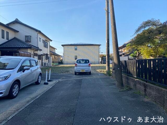 幅員約4mの前面道路です。普通車が1台通れる幅となります。大型車の通行が少ないので、振動や騒音が抑えられます。