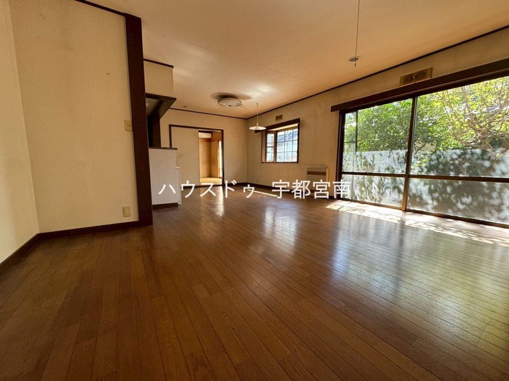 【外観】
日当たり良好で温かみのあるリビングです♪