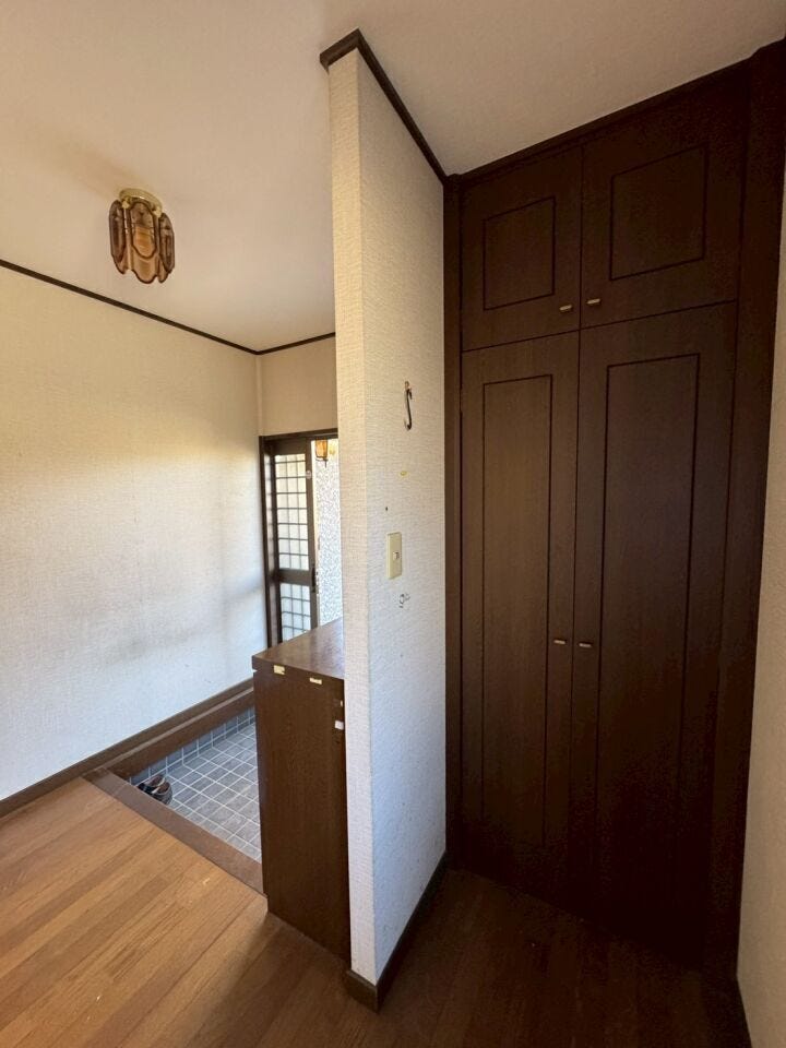 玄関から見えないところにも収納がございます。