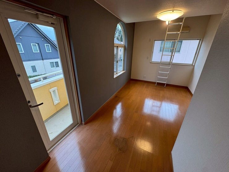 おしゃれな窓がポイントの洋室