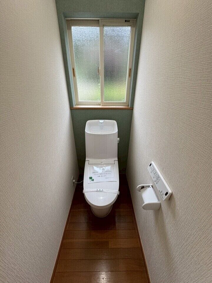 換気や採光に配慮した清潔感あふれるトイレ空間