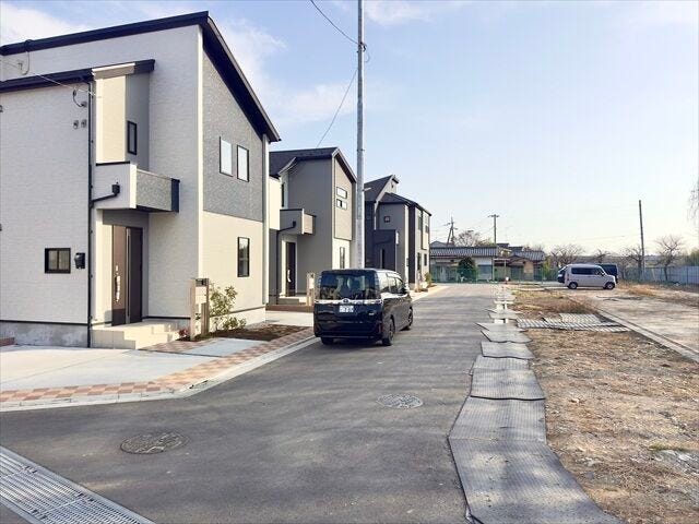 【西側 前面道路】幅員約5mの前面道路です。車がすれ違える道幅です。車1台とベビーカーですれ違っても余裕のある道幅は安心ですね。