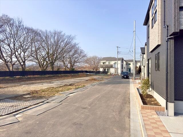 【西側 前面道路】幅員約5mの前面道路です。お子様と手を繋いで歩いている横を車が通り抜けれる道幅となっています。安心してお子様と一緒にお出掛けする事が出来ます。