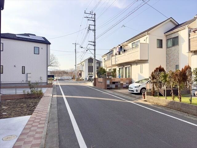 【北側 前面道路】幅員約5mの前面道路です。車がすれ違える道幅です。車1台とベビーカーですれ違っても余裕のある道幅は安心ですね。