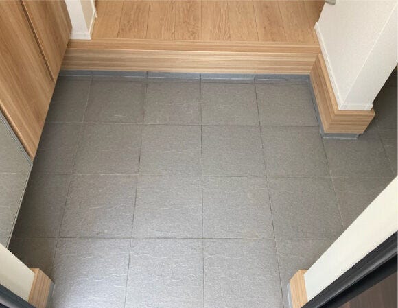 玄関床を耐久性が高くお手入れのしやすい、タイルで仕上げた仕様です。