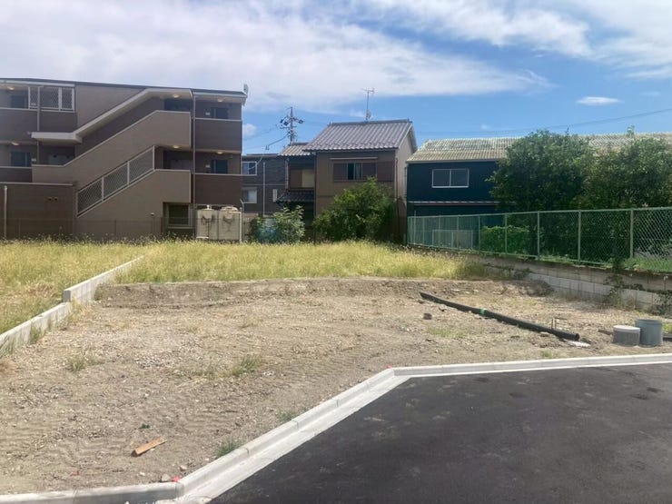 南側には広い庭があり、バーベキューグリルを設置して、週末のアウトドアクッキングを楽しむことも可能です♪