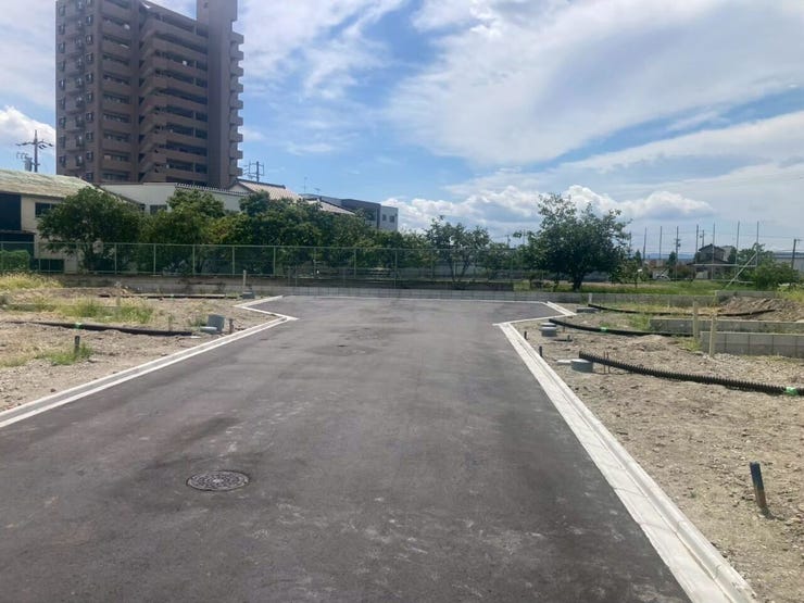 前面道路が広い為車が通行しやすく、すれ違いもスムーズに行えるため、日々の交通ストレスが軽減されます!