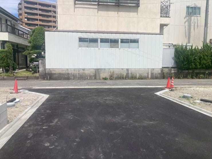 道路幅が広いことで、家の前が遮られることが少なく、日当たりが良くなり、家全体が明るい印象を受けます!
