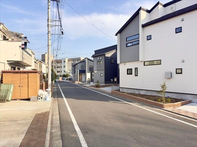 【北側 前面道路】幅員約5mの前面道路です。車がすれ違える道幅です。車1台とベビーカーですれ違っても余裕のある道幅は安心ですね。