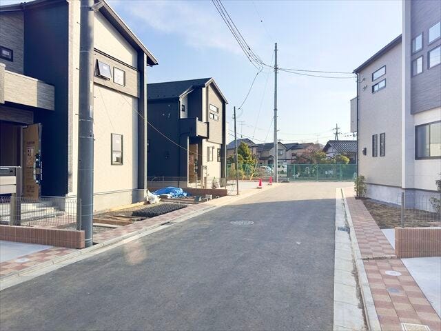 【東側 前面道路】幅員約5mの前面道路です。お子様と手を繋いで歩いている横を車が通り抜けれる道幅となっています。安心してお子様と一緒にお出掛けする事が出来ます。