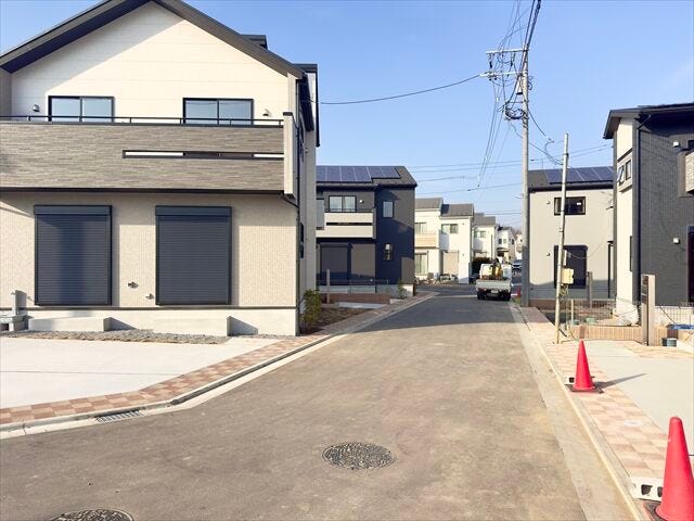 【西側 前面道路】幅員約5mの前面道路です。車がすれ違える道幅です。車1台とベビーカーですれ違っても余裕のある道幅は安心ですね。