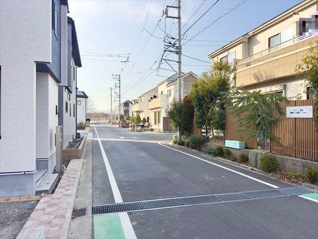 【北側 前面道路】幅員約5mの前面道路です。車がすれ違える道幅です。車1台とベビーカーですれ違っても余裕のある道幅は安心ですね。