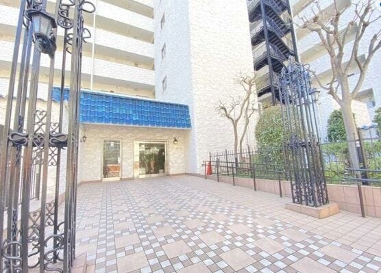 南欧風を思い出させるような青い瓦屋根と白塗りの壁が特徴の秀和レジデンスシリーズ。