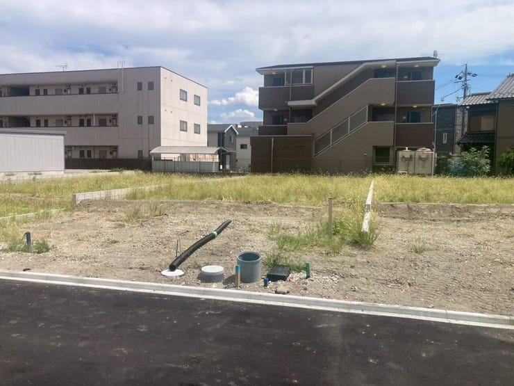 並列3台分の駐車場完備!
駐車スペースが広いことで、車の乗り降りや荷物の積み下ろしが余裕を持って行えます。特に大型車にも対応しやすいです!