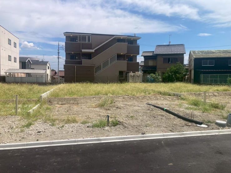 南側には広い庭があり、バーベキューグリルを設置して、週末のアウトドアクッキングを楽しむことも可能です♪