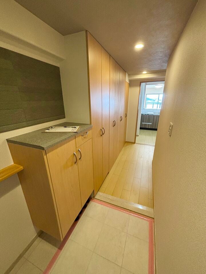 大きい玄関収納と廊下収納もついており、玄関はスッキリできます!