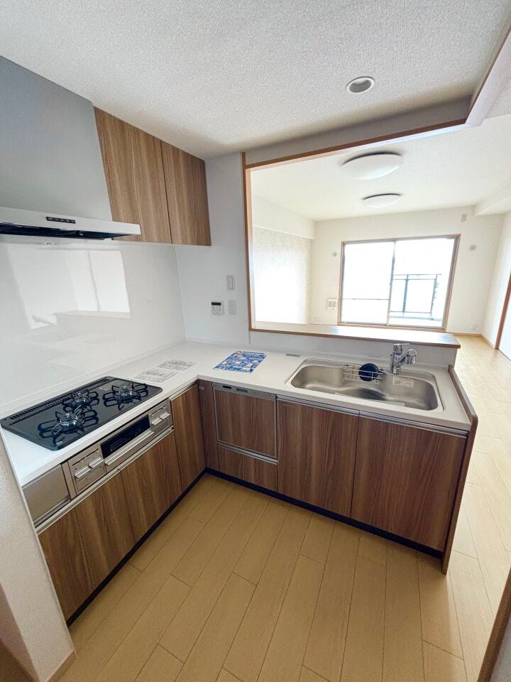 L型のシステムキッチンで収納◎