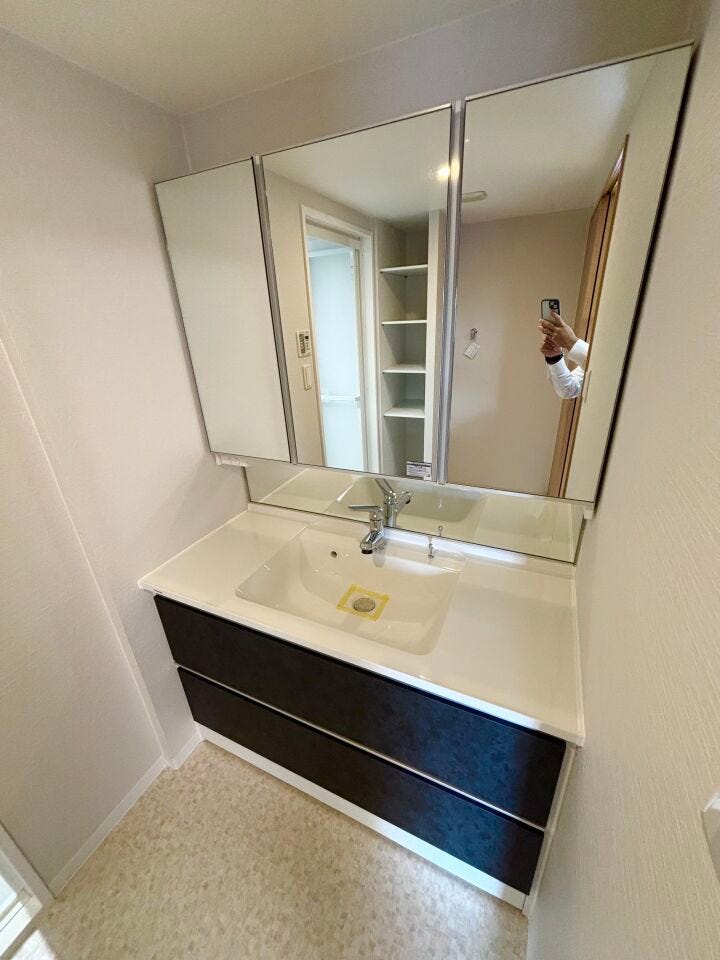 幅広めの洗面台で水ハネ気にせず♪