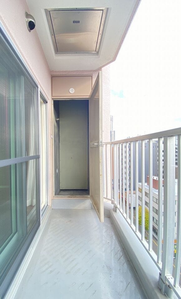 【バルコニー】
バルコニーにはトランクルームが設置されているのも助かります(^^♪