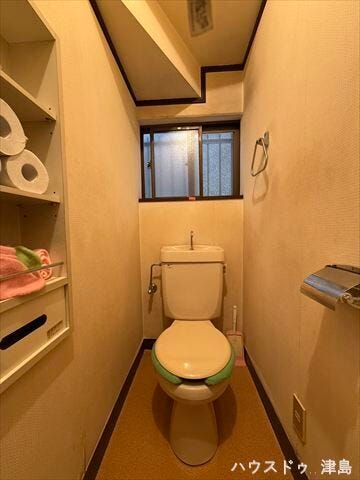 小窓付で明るく換気の良いトイレです。窓があり手前には収納スペースがあるので、サニタリーグッズも安心して保管できます。