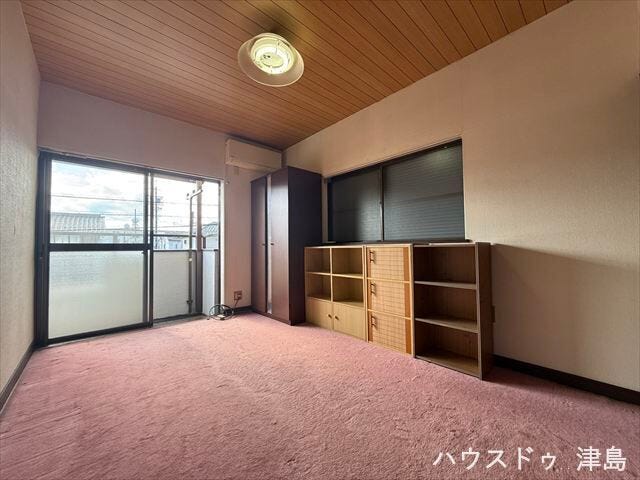 2階洋室。南西に位置するバルコニーに面したお部屋です。たっぷりの陽光を享受できる明るい室内が魅力的です。