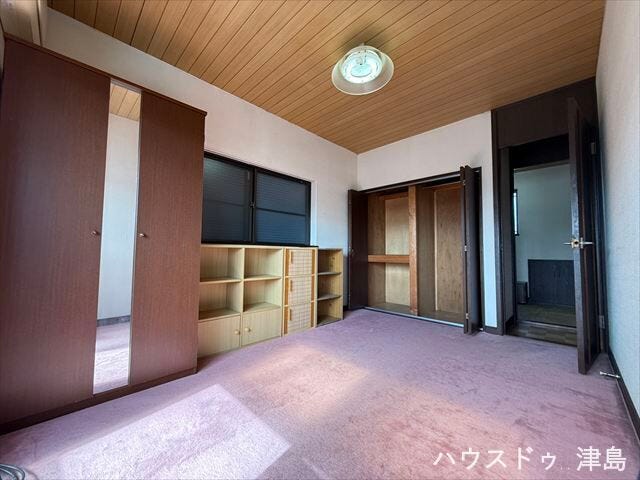 2階洋室収納。両開き扉で、どこに何が収納してあるのかチェックがしやすいです。