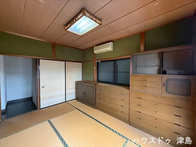 2階和室。こちらもバルコニーに面したお部屋です。大きな窓から光が入りますので、明るい気持ちでお過ごしいただけます。