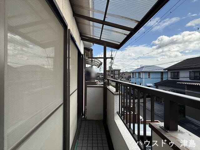 2部屋に面したバルコニーは気持ちよくお布団が干せます。サンルーフがあり、鳥のフンなどから洗濯物を守ってくれます。