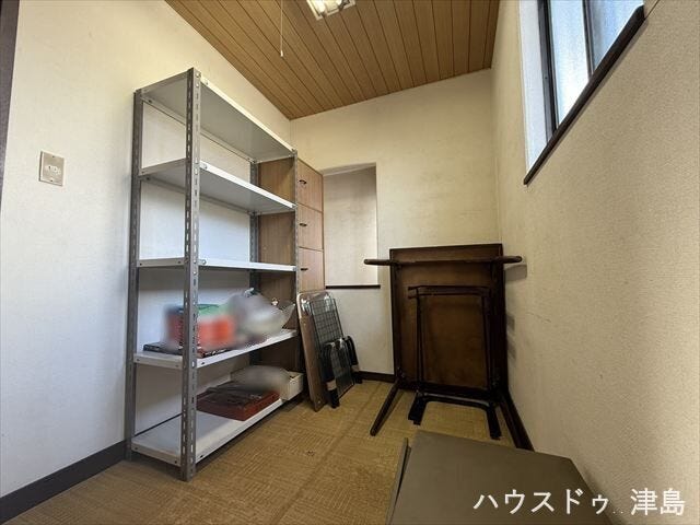 納戸は季節物家電や衣類など、普段使わないものをまとめて置いておける場所があると室内をスッキリさせることができますね。窓が設置してあるので、通気良好です。