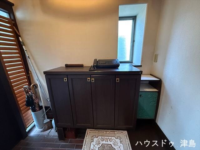 窓が設置され、明るい玄関で気持ちよく朝の送り出しができます。天井高さのシューズボックスを設置し、玄関をすっきりと。