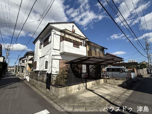 駐車1台可能です。角地のため駐車しやすいです。カーポートが設置され、大切なお車を守ってくれます。