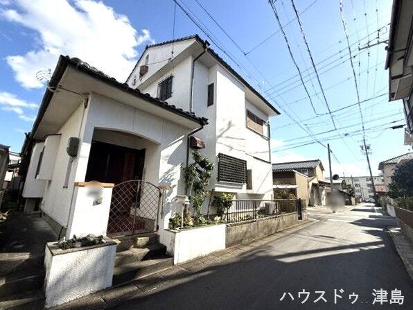 南側公道幅約3.7m。西側公道幅約3.7m。交通量が少なく安心して駐車できます。