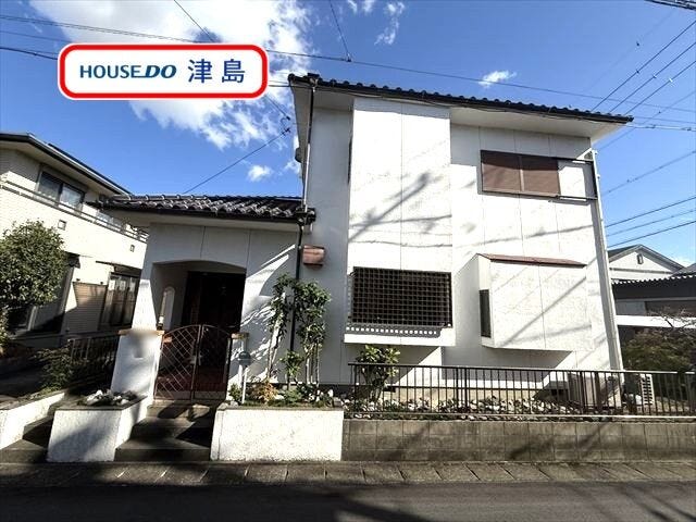 【外観】
南小学校・天王中学校エリアに建つ、1987年02月築の3LDK+Sです。南西角地のため複合商業施設「愛西プラザ」まで徒歩約10分、お買い物に便利です。