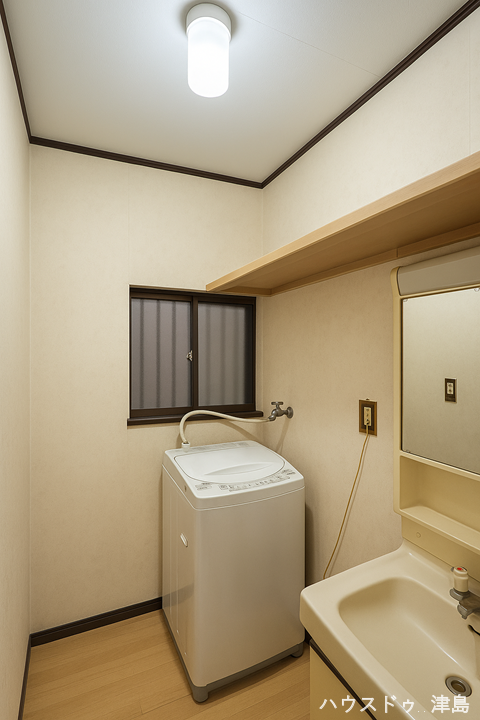 洗面室。玄関すぐの洗面室は、帰宅後の手洗いもスムーズです。キレイな手でリビングや各居室へ向かえるので衛生面でも安心ですね。
※実際の写真から家具消しの加工行っております。