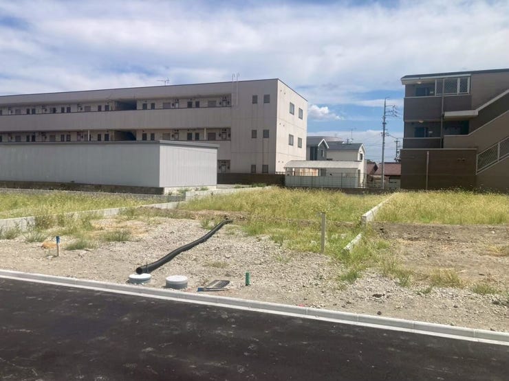 並列3台分の駐車場完備!
駐車スペースが広いことで、車の乗り降りや荷物の積み下ろしが余裕を持って行えます。特に大型車にも対応しやすいです!