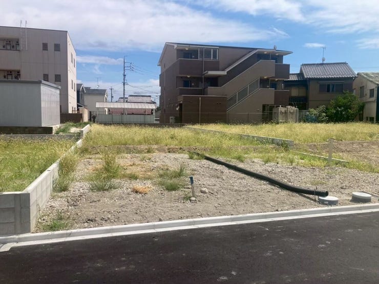 南側には広い庭があり、バーベキューグリルを設置して、週末のアウトドアクッキングを楽しむことも可能です♪