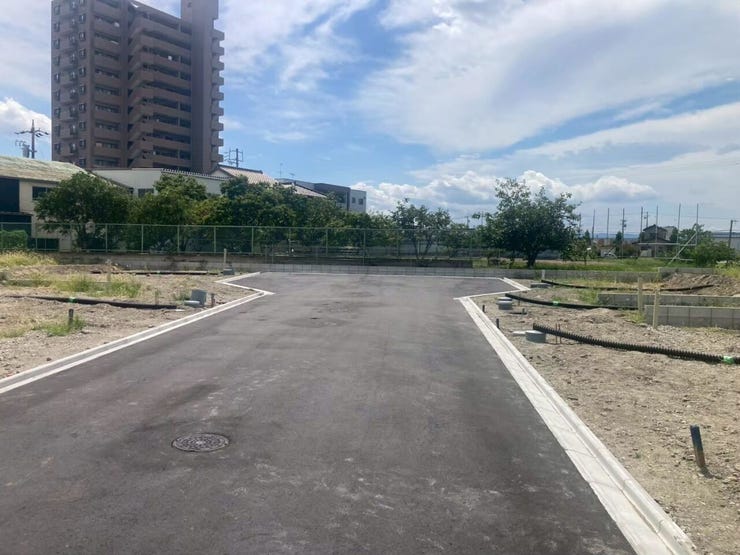 前面道路が広い為車が通行しやすく、すれ違いもスムーズに行えるため、日々の交通ストレスが軽減されます!