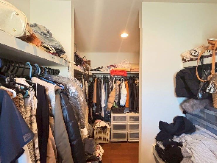 主寝室のウォークインクローゼットです。
大容量で使いやすく、窓もあるので換気もできます。