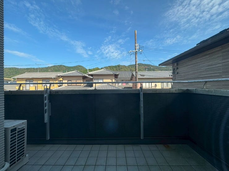 2階洋室の北側バルコニーです。
広さがありますので利用方法も様々です。