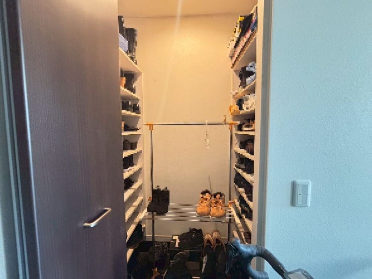 シューズボックスと別にシューズクロークがあります。
家族の多い方や、靴が好き!お荷物の多い方にも嬉しい収納です。