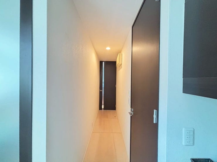 1階廊下です。
床は大理石のこだわりのホールです。