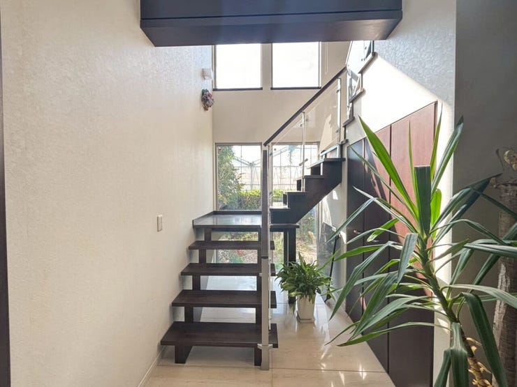 玄関ホールには、2階につながる鉄骨階段がございます。
吹き抜けで明るく、オシャレも魅力です!