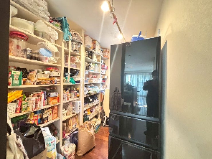 食品庫(パントリー)です。
キッチンの収納力を高めてくれます。