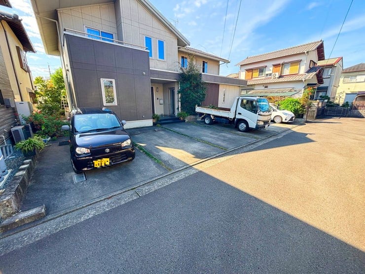 駐車場は前面に6台駐車可能です。