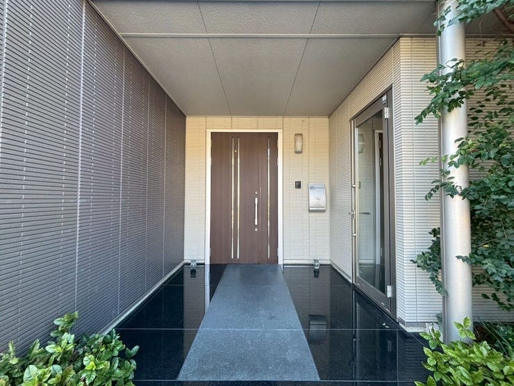 玄関前です。
しっかりした庇があるので、雨が気になりません。