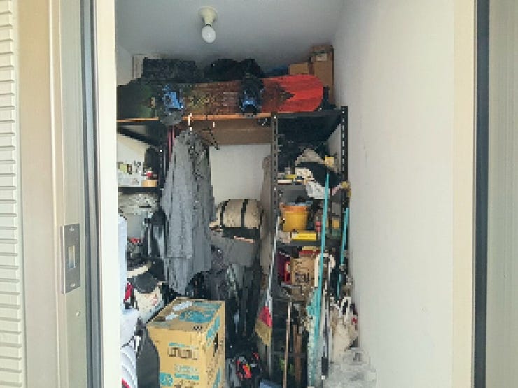 外物置です。
玄関の庇の中にあるので雨天時も安心です。